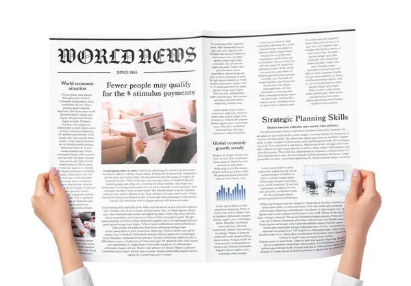 Beyaz arkaplanda kadın eli ve gazete