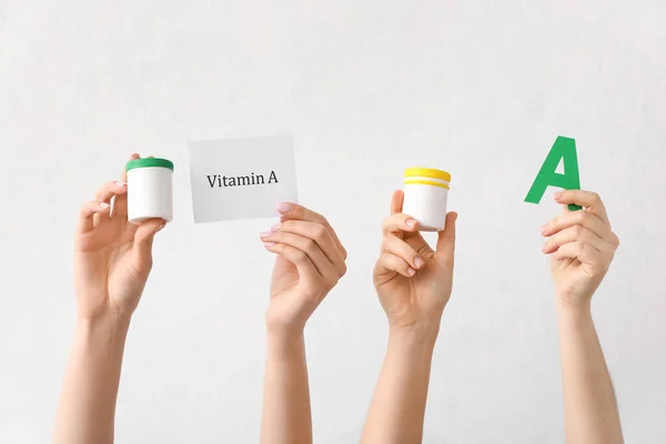 Női Kéz Üveg Vitamin Tabletták Könnyű Háttér — Stock Fotó