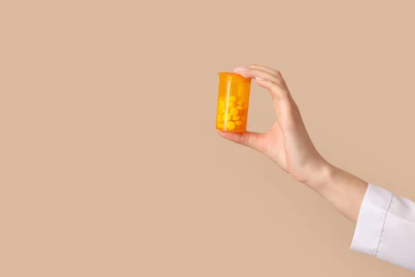 Femmina Medico Bottiglia Con Pillole Sfondo Colore — Foto Stock