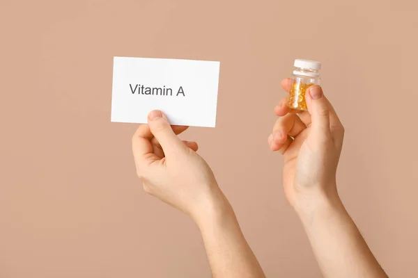 Mulher Segurando Papel Com Texto Vitamina Pílulas Sobre Fundo Cor — Fotografia de Stock