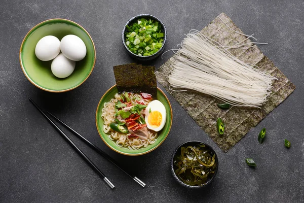 Koyu arkaplanda lezzetli Çin çorbası ile kompozisyon