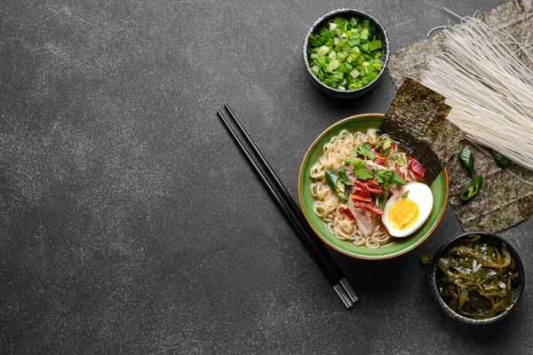 Koyu arkaplanda lezzetli Çin çorbası ile kompozisyon