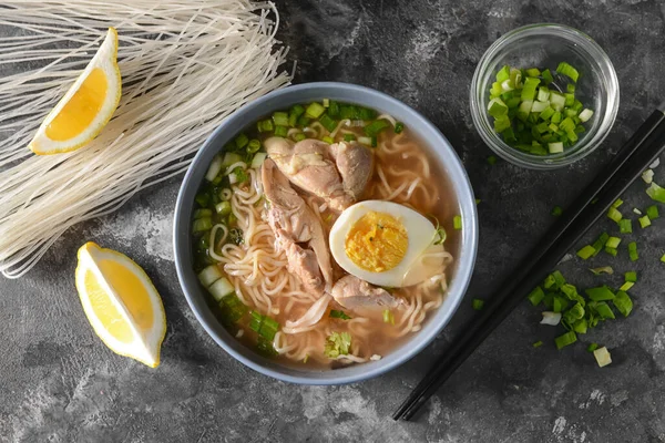 Koyu arkaplanda lezzetli Çin çorbası ile kompozisyon