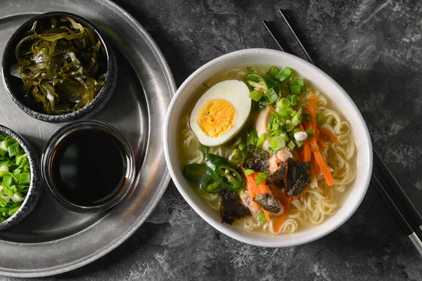 Koyu arkaplanda lezzetli Çin çorbası ile kompozisyon