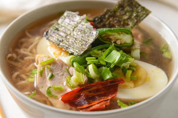 Arka planda tavuk olan lezzetli Çin çorbası, yakın plan.