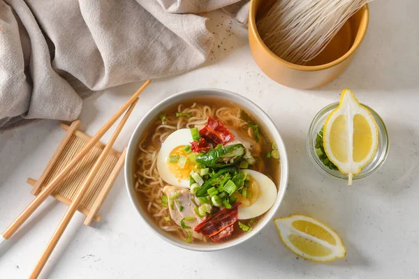 Hafif arkaplanda lezzetli Çin çorbası ile kompozisyon