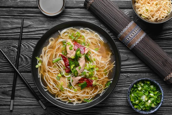 Koyu ahşap arka planda lezzetli Çin çorbası karışımı.