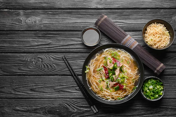 Koyu ahşap arka planda lezzetli Çin çorbası karışımı.