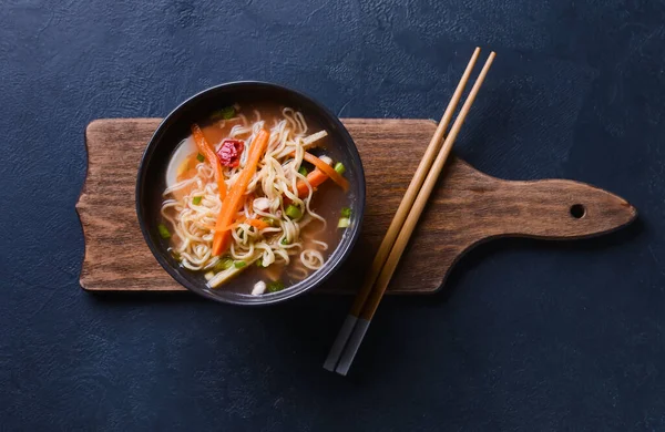 Koyu arkaplanda Çin çorbası.