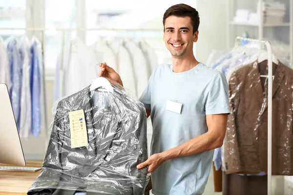 Manlig Arbetare Med Kläder Moderna Kemtvätt — Stockfoto