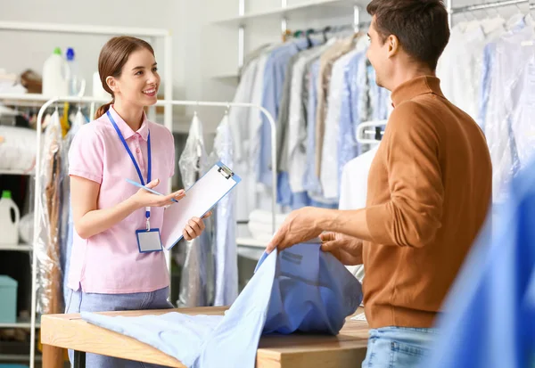 Female Worker Taking Order Client Modern Dry Cleaner — Stock Photo, Image