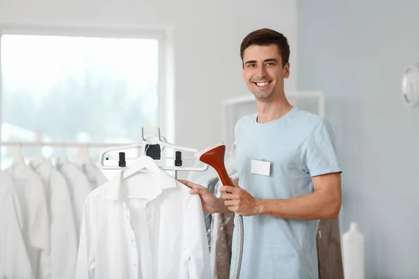 Manlig Arbetare Ångande Kläder Moderna Kemtvätt — Stockfoto