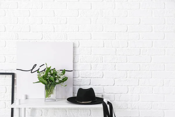 Vase Summer Flowers Hat Shelf White Brick Wall Room — Stock Photo, Image
