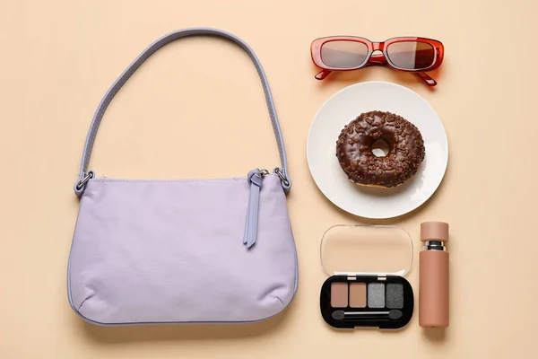 Komposition Mit Trendiger Handtasche Teller Mit Donut Und Accessoires Auf — Stockfoto