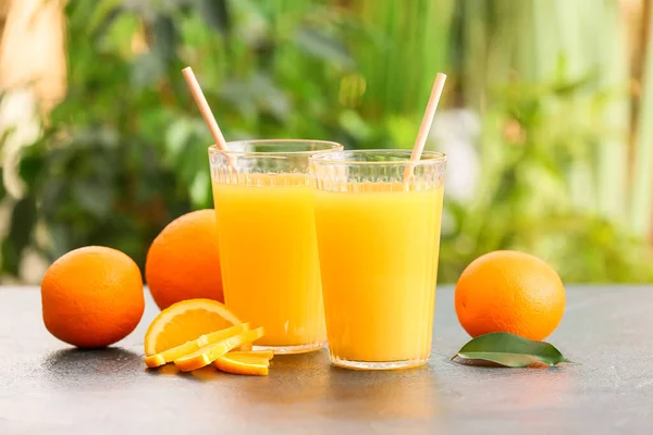 Verres Jus Orange Savoureux Sur Table Extérieur — Photo