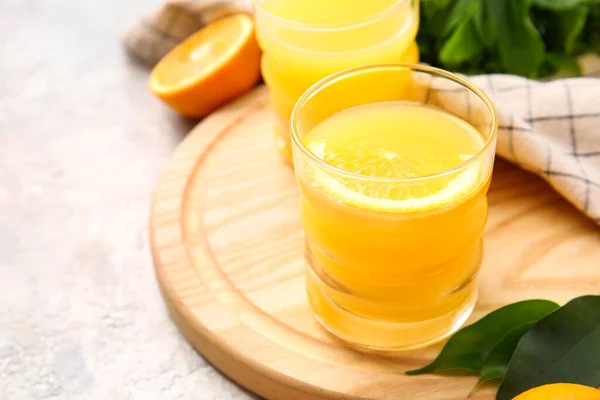 Board Glass Tasty Orange Juice Light Background Closeup — Stock Photo, Image