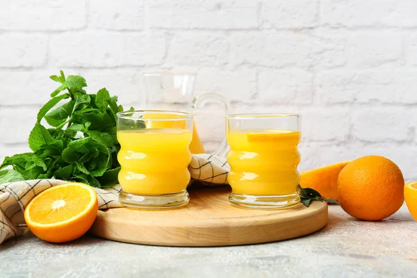 Hafif arka planda bir bardak lezzetli portakal suyu.