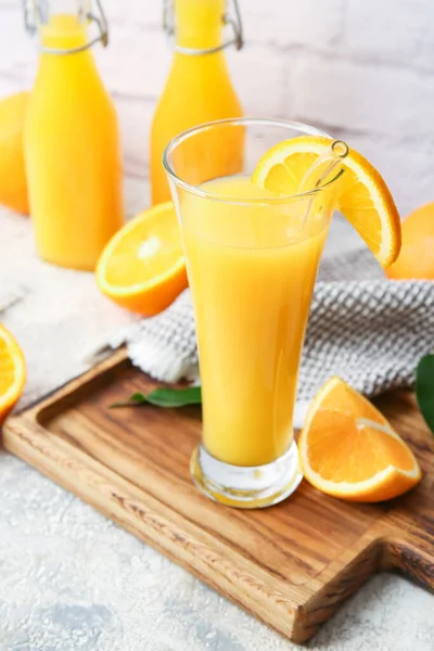 Επιτραπέζιο Ποτήρι Νόστιμο Χυμό Πορτοκαλιού Ελαφρύ Φόντο — Φωτογραφία Αρχείου
