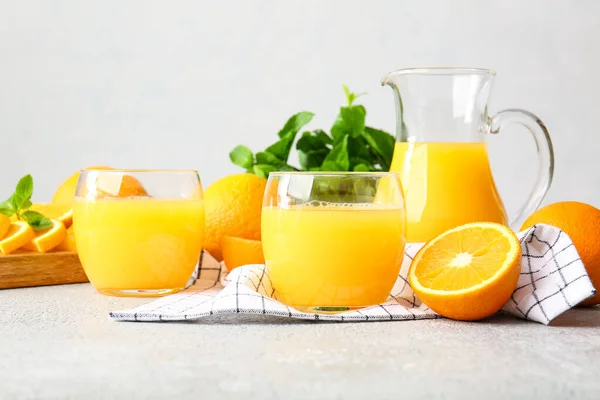 Ποτήρια Γευστικού Χυμού Πορτοκαλιού Ελαφρύ Φόντο — Φωτογραφία Αρχείου
