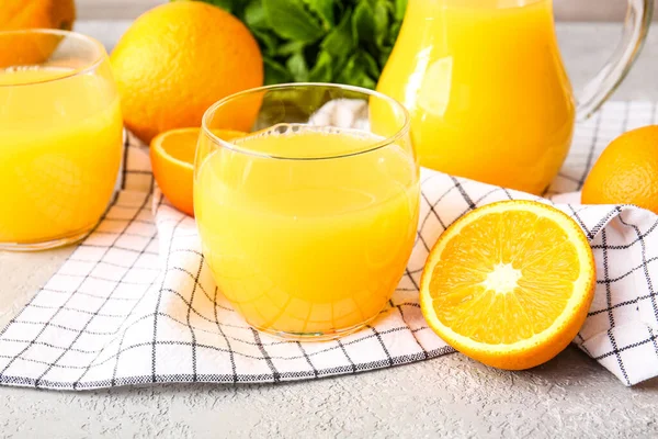 Hafif arka planda lezzetli portakal suyu bardakları, yakın plan.