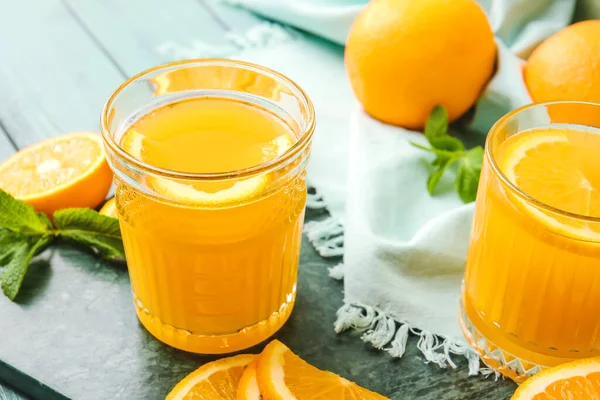 Πίνακας Ποτήρια Από Γευστικό Χυμό Πορτοκαλιού Ξύλινο Φόντο Χρώμα Closeup — Φωτογραφία Αρχείου