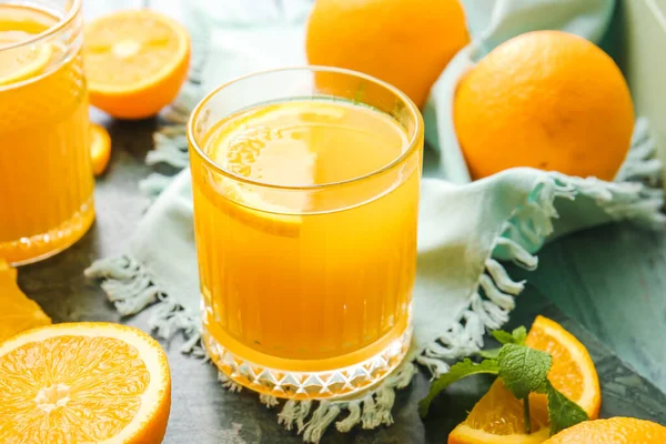 Masada bir bardak lezzetli portakal suyu, yakın plan.