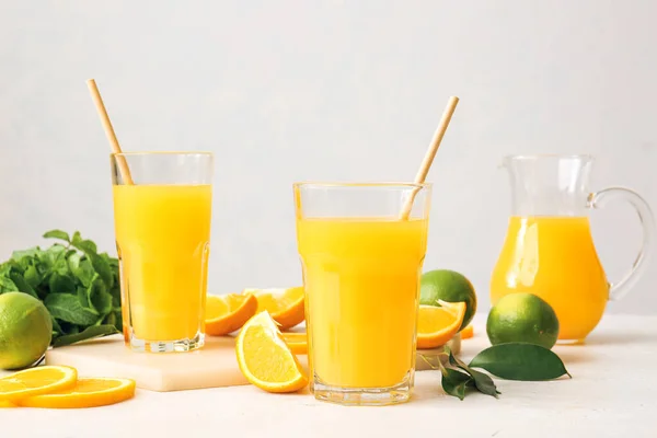 Ποτήρια Γευστικού Χυμού Πορτοκαλιού Ελαφρύ Φόντο — Φωτογραφία Αρχείου