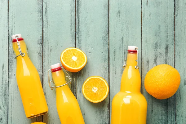 Бутылки Апельсинового Сока Фоне Цвета Дерева — стоковое фото