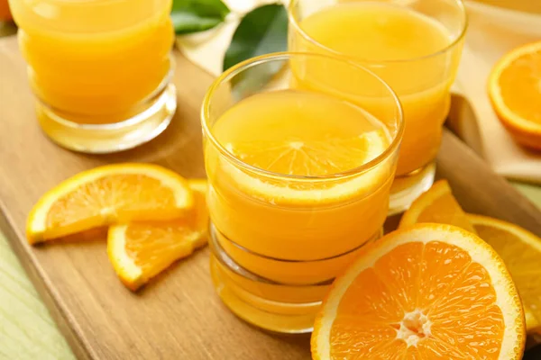 Доска Бокалами Апельсинового Сока Цветном Фоне Крупным Планом — стоковое фото
