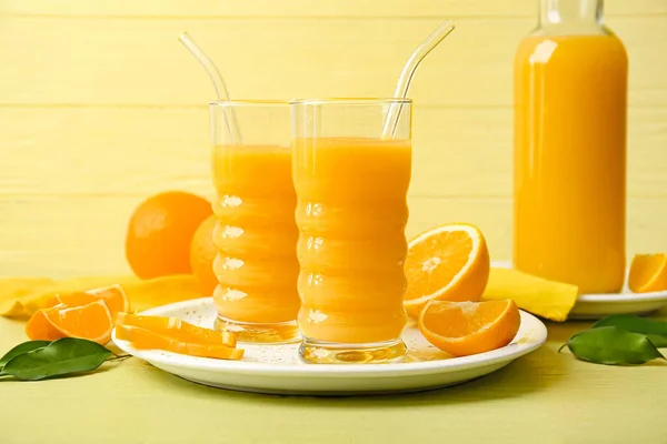 Bord Met Een Bril Van Lekkere Sinaasappelsap Kleur Houten Achtergrond — Stockfoto