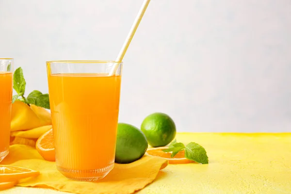 Ποτήρι Νόστιμο Χυμό Πορτοκάλι Στο Τραπέζι Closeup — Φωτογραφία Αρχείου
