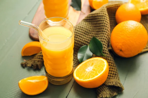 Ποτήρι Νόστιμου Χυμού Πορτοκαλιού Χρώμα Ξύλινο Φόντο Closeup — Φωτογραφία Αρχείου
