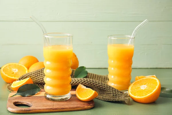 Vasos Sabroso Jugo Naranja Sobre Fondo Madera Color — Foto de Stock