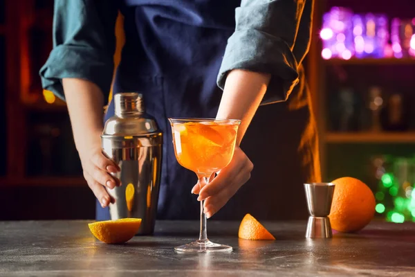 Vrouw Met Lekkere Aperol Spritz Cocktail Aan Tafel — Stockfoto