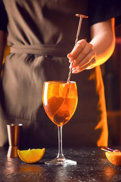 Vrouw Bereidt Smakelijke Aperol Spritz Cocktail Aan Tafel Close — Stockfoto