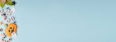 Metin için alanı olan renk arkaplanı üzerine Cadılar Bayramı kompozisyonu