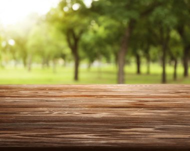 Parkta boş tahta masa