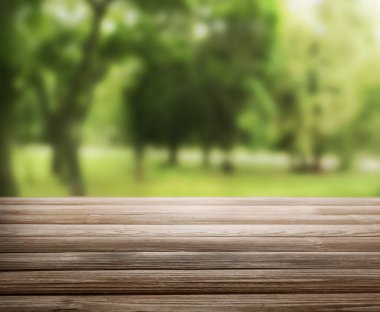 Parkta boş tahta masa