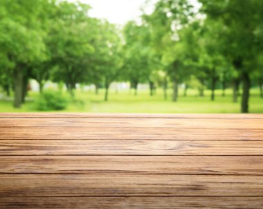 Parkta boş tahta masa