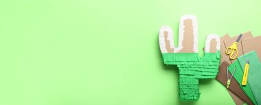 Renk arkaplan üzerinde el yapımı pinyata ve araçlar metin için boşluk