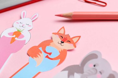 Renkli arkaplanda sevimli yer imleri, yakın plan