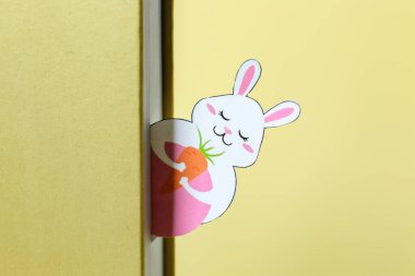 Renk arkaplanı üzerine kitabı olan sevimli yer imi, yakın plan