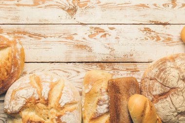 Beyaz ahşap arka planda taze ekmek çeşitleri