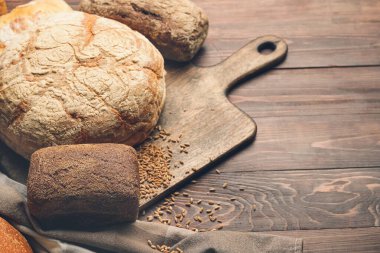 Ahşap arka planda taze ekmek çeşitleri