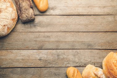 Ahşap arka planda taze ekmek çeşitleri