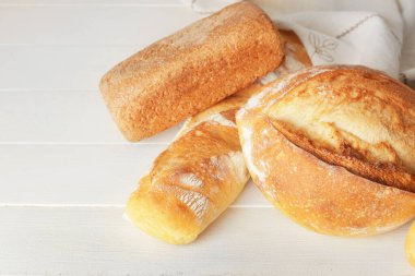 Beyaz ahşap arka planda taze ekmek çeşitleri