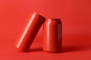 Renkli arkaplanda soda kutuları