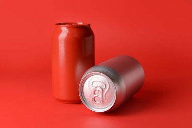 Renkli arkaplanda soda kutuları