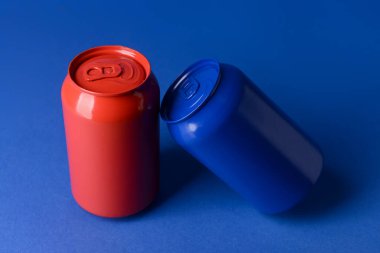 Renkli arkaplanda soda kutuları