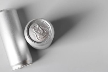 Gri arkaplanda soda kutuları